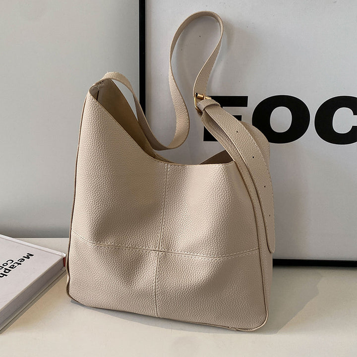 Damen Hobo-Tasche aus hochwertigem Kunstleder mit verspieltem Bärenanhänger Nord Taschen