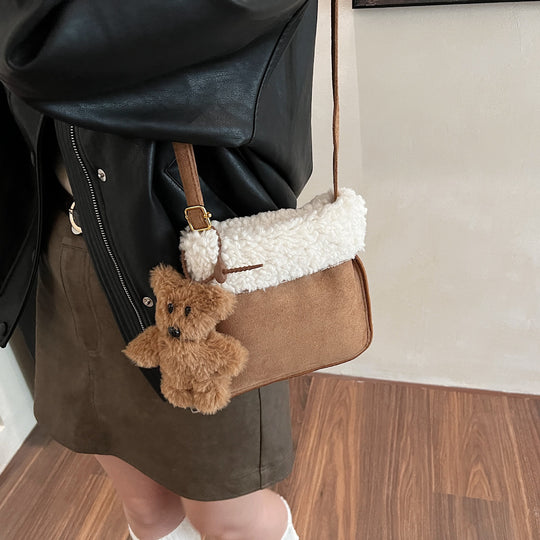 Damen Umhängetasche mit flauschigem Obermaterial und niedlichem Anhänger Nord Taschen