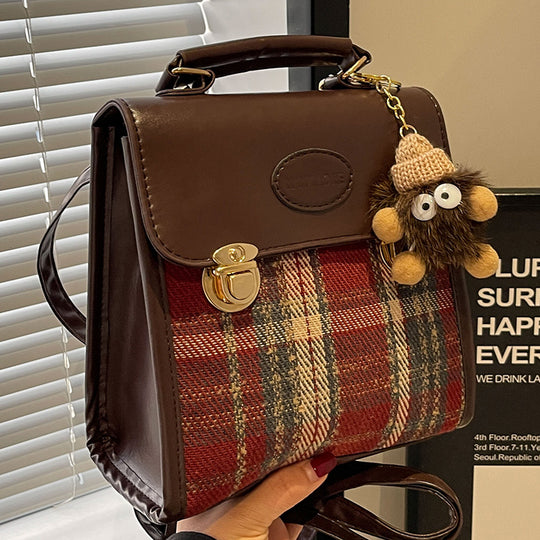 Damen Umhängetasche mit eleganter Karostruktur und hochwertigen Metallelementen Nord Taschen