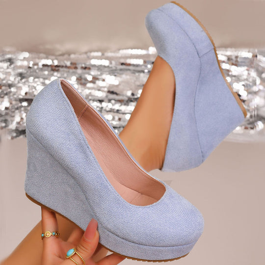 Damen Wedge-Pumps mit zierlichem Riemen und glänzendem Akzent Nord Taschen