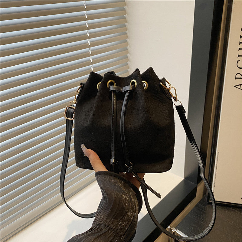 Damen Hobo-Tasche aus weichem Wildleder mit verstellbarem Kordelzug Nord Taschen