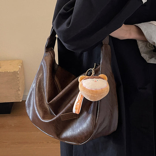 Damen Hobo-Tasche mit charmantem Plüschanhänger und weichem Kunstleder Nord Taschen