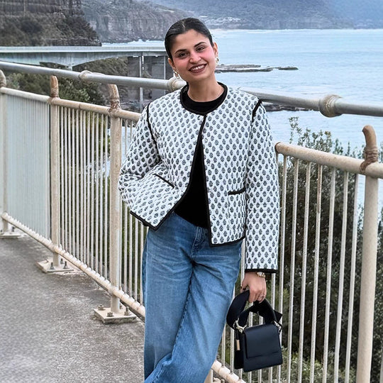 Damen Kurzboxy-Steppjacke mit Kontrastpaspelierung und Rundhalsausschnitt Nord Taschen