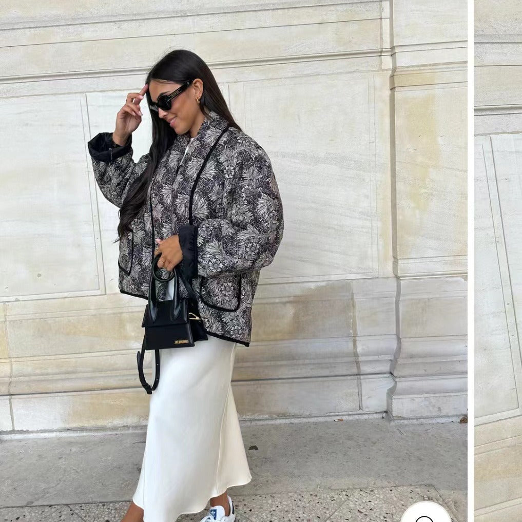 Damen Kurz geschnittene Steppjacke im Vintage-Blumenmuster mit Schalkragen und Kontrastpaspel Nord Taschen