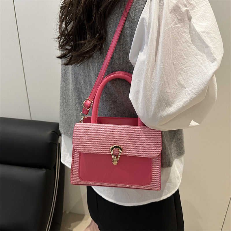 Damen elegante Umhängetasche mit strukturiertem Obermaterial und goldfarbener Verschlussmechanik Nord Taschen