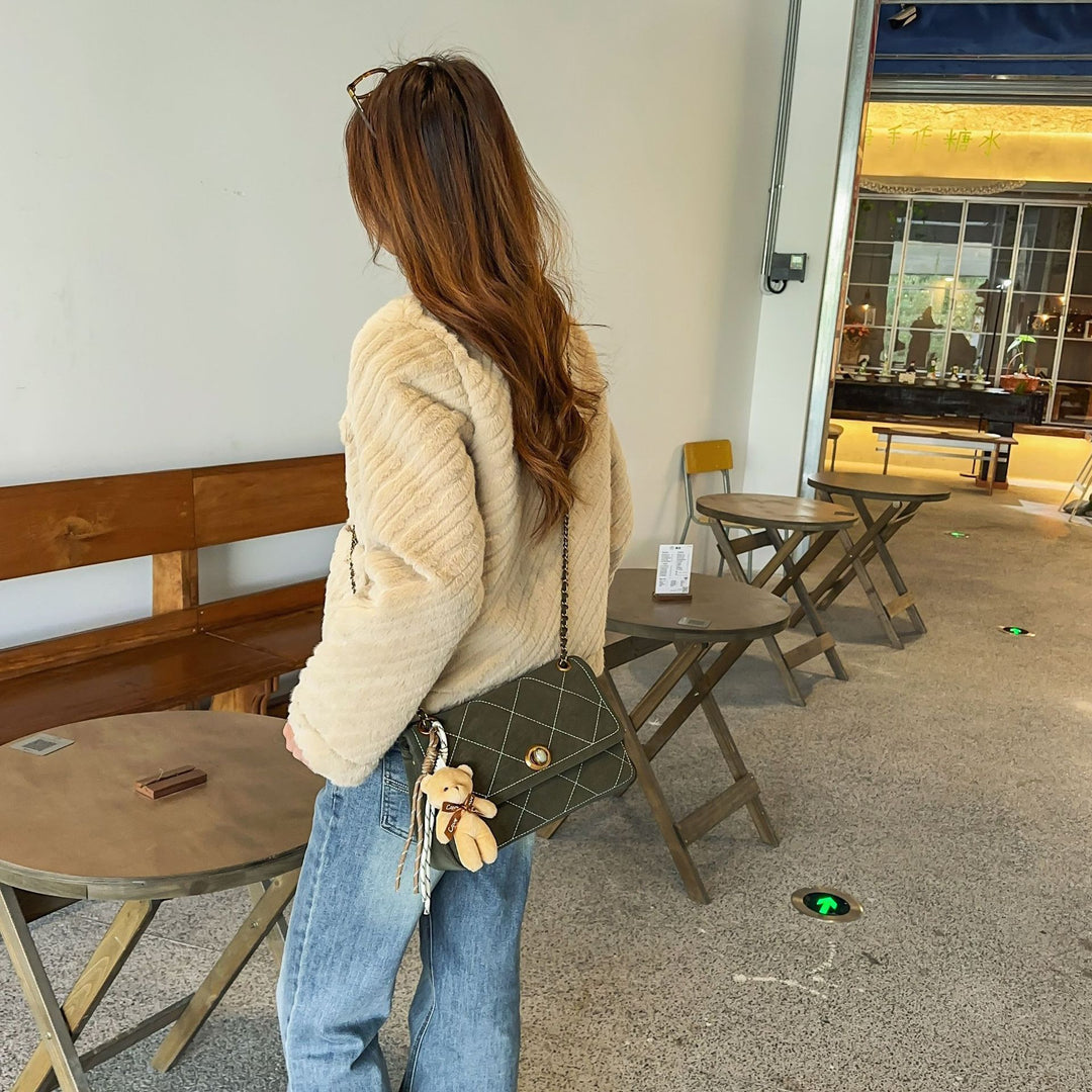 Damen Umhängetasche mit strukturiertem Design und verspieltem Anhänger Nord Taschen