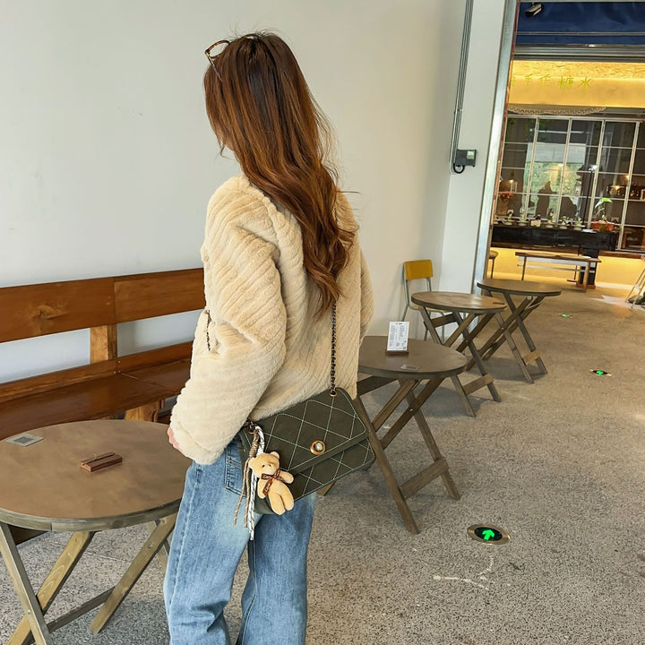 Damen Umhängetasche mit strukturiertem Design und verspieltem Anhänger Nord Taschen
