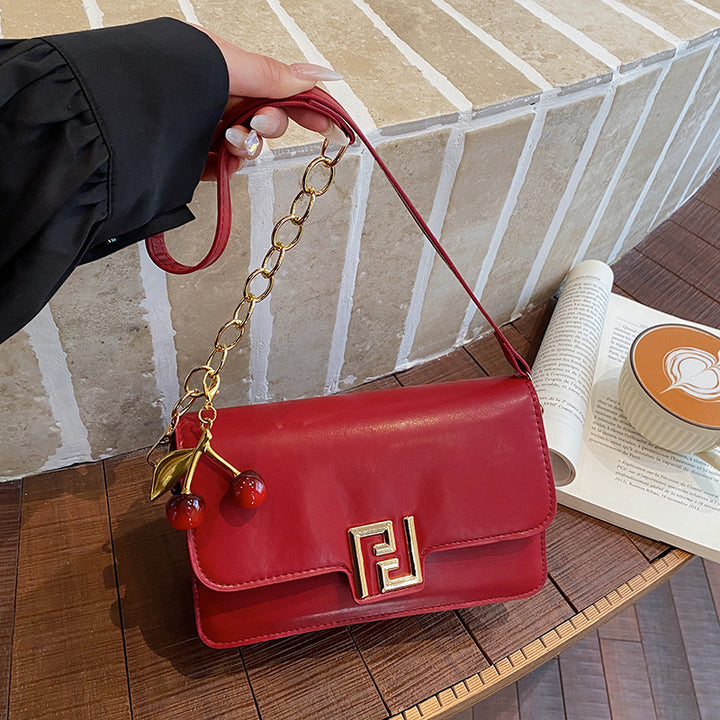 Damen elegante Umhängetasche mit strukturiertem Obermaterial und verspieltem Anhänger Nord Taschen