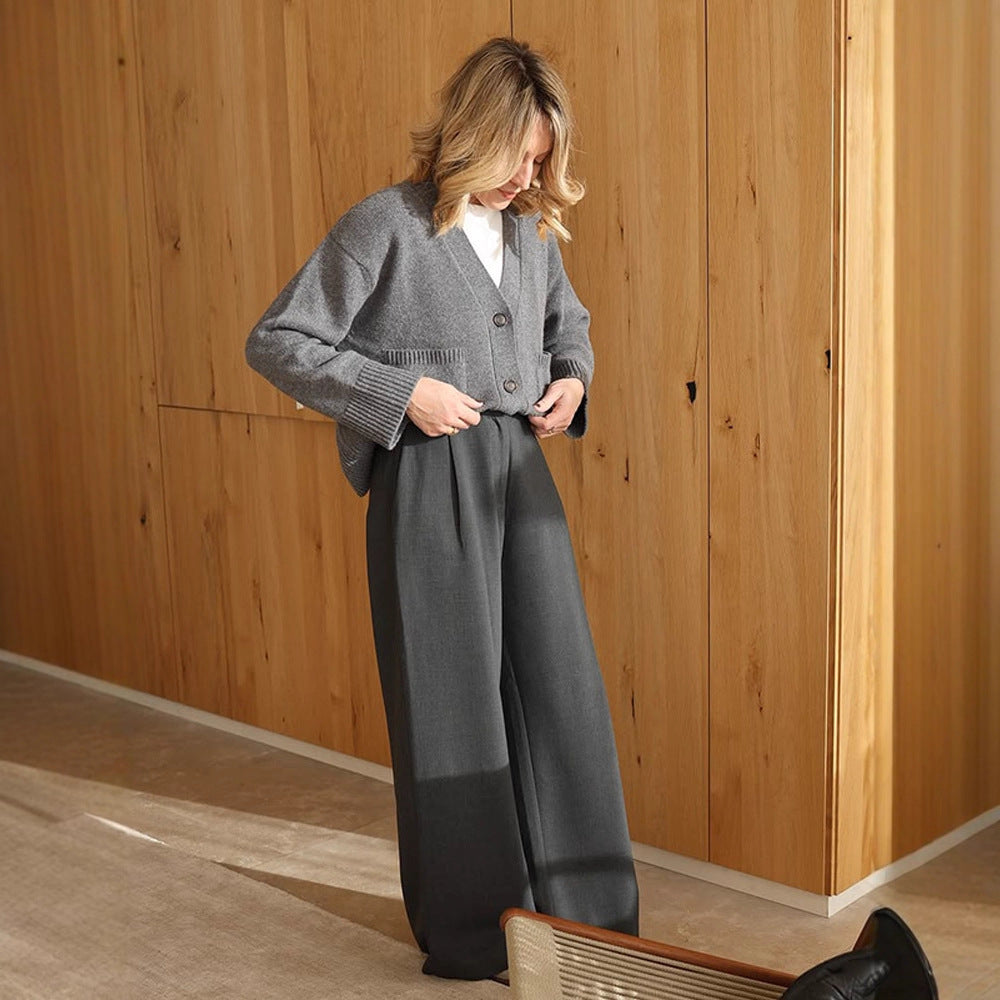 Damen Boxy Strickjacke mit V-Ausschnitt, aufgesetzten Taschen und Hornknöpfen Nord Taschen