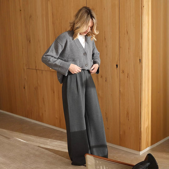 Damen Boxy Strickjacke mit V-Ausschnitt, aufgesetzten Taschen und Hornknöpfen Nord Taschen