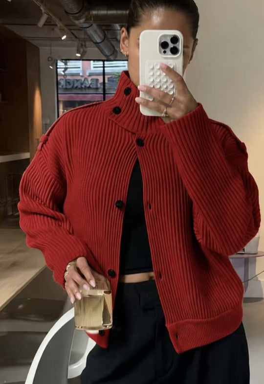 Damen 80+ kurzer Rippstrick‑Cardigan mit hohem Stehkragen und Knopfleiste Nord Taschen