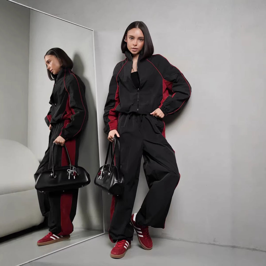 Damen sportlich-elegantes Trackset mit Stehkragen, Reißverschlussjacke und weitem Seitenstreifen-Hose Nord Taschen