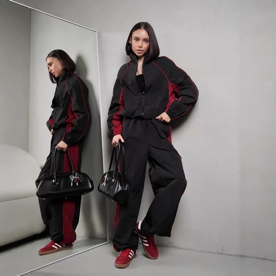 Damen sportlich-elegantes Trackset mit Stehkragen, Reißverschlussjacke und weitem Seitenstreifen-Hose Nord Taschen