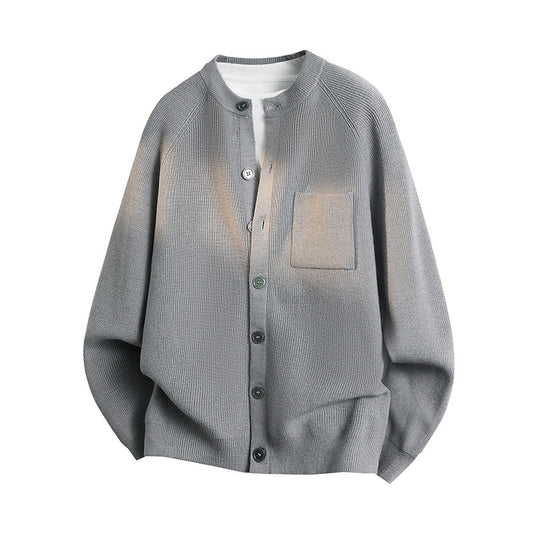 Unisex Leichter Feinstrick-Cardigan mit Rundhalsausschnitt, Brusttasche und Raglanärmeln Nord Taschen