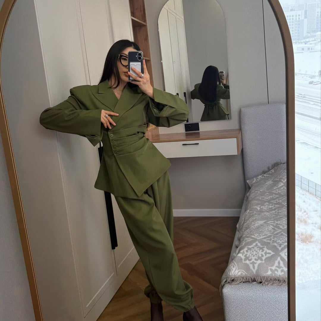 Damen Taillierter Blazer mit seitlichen Faltenbändern und asymmetrischer Knopfleiste Nord Taschen