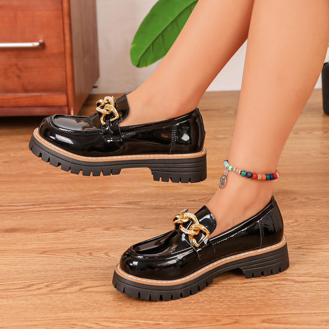 Damen Glänzende Slipper‑Loafer mit klobiger Profilsohle und Zierkette Nord Taschen