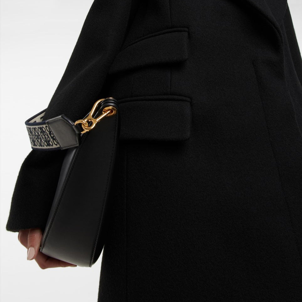 Damen Bodenlanger Longline Einreiher Wollmix-Mantel mit markanter Schulterpartie Nord Taschen