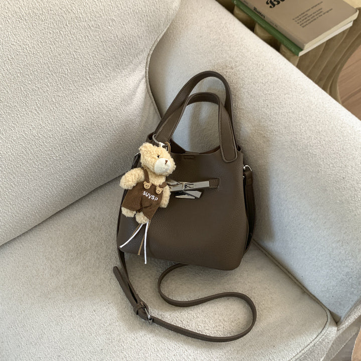 Damen elegante Handtasche mit abnehmbarem Plüschanhänger Nord Taschen
