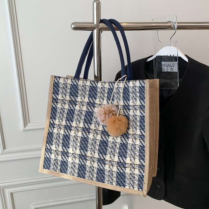 Damen Jute-Tasche mit stilvollem Karomuster und dekorativen Pompons Nord Taschen