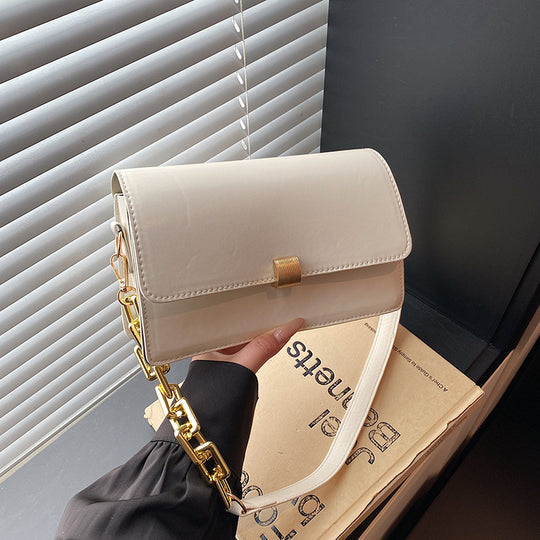 Damen Clutch aus hochwertigem Kunstleder mit dekorativem Kettenriemen Nord Taschen