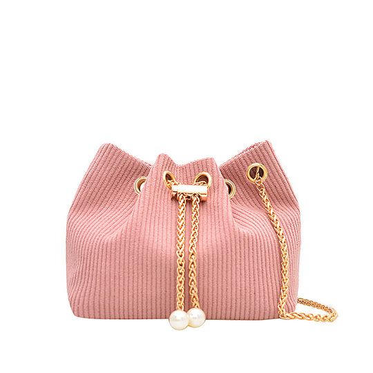 Damen Beuteltasche mit elegantem Kettenverschluss und zarten Quasten Nord Taschen