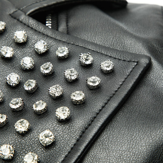 Damen Asymmetrische Bikerjacke aus Kunstleder mit genietetem Revers und gesteppter Armzone Nord Taschen