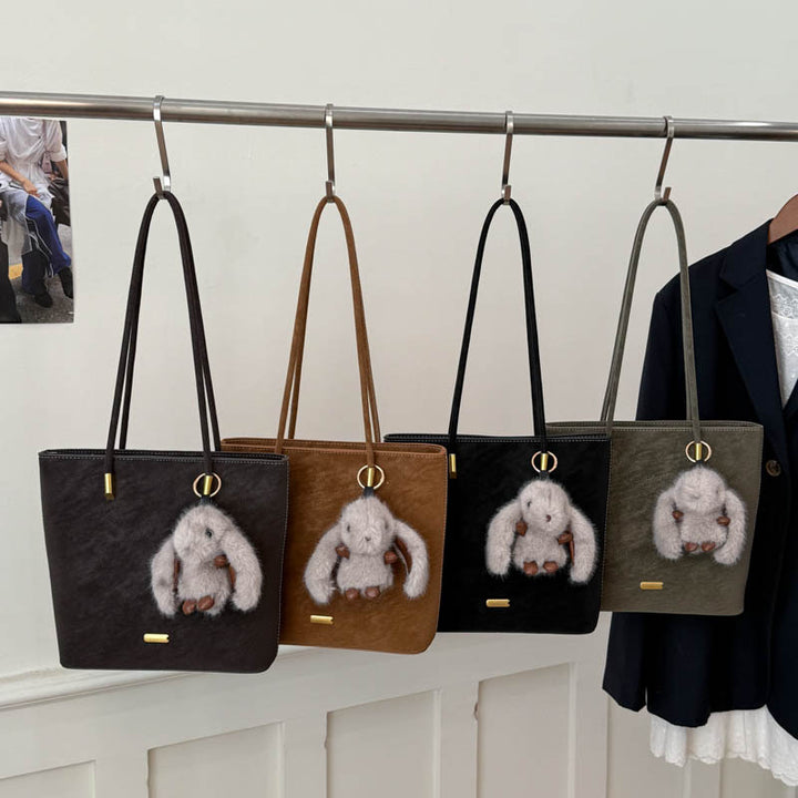 Damen Shopper-Tasche mit weichem Kunstleder und charmantem Plüschanhänger Nord Taschen