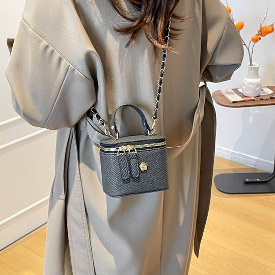 Damen charmante Handtasche im strukturierten Design mit hochwertigem Kettenriemen Nord Taschen