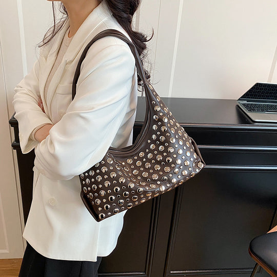 Damen Hobo-Tasche aus hochwertigem Kunstleder mit funkelnden Metallnieten Nord Taschen