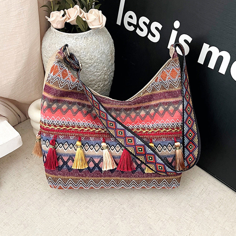Damen Umhängetasche mit kunstvollem Ethnodesign und lebhaften Quasten Nord Taschen