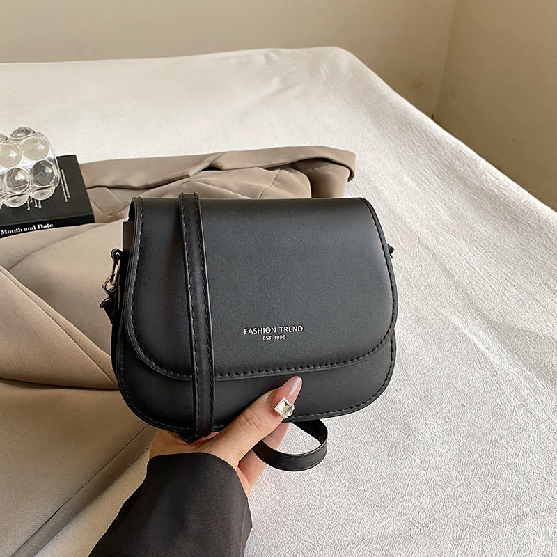 Damen Umhängetasche mit elegantem Klappverschluss und feinem Kunstleder Nord Taschen