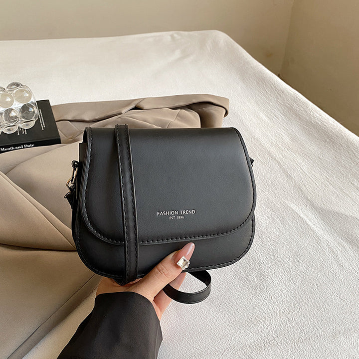 Damen Umhängetasche mit elegantem Klappverschluss und feinem Kunstleder Nord Taschen