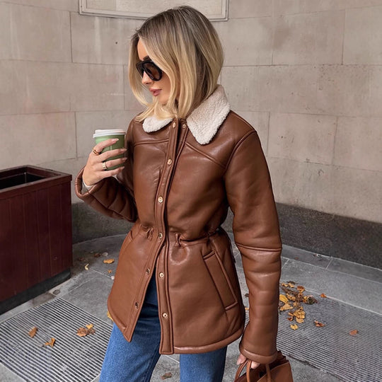 Damen Taillierte Lederimitatjacke mit Kordelzug, Teddykragen und Druckknopfleiste Nord Taschen