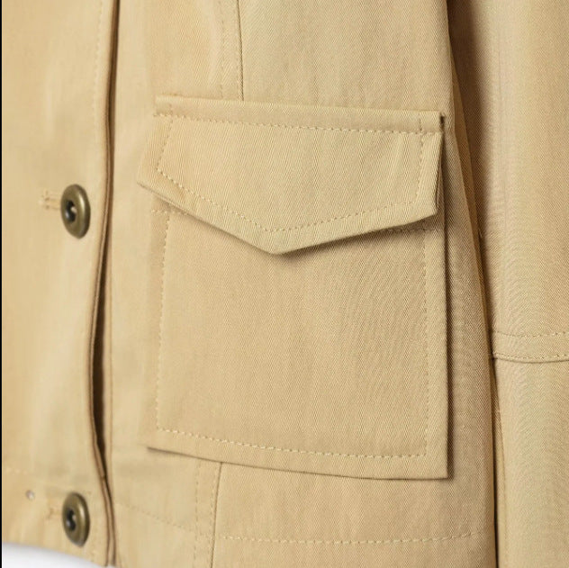 Damen Cropped doppeltreihige Kurzjacke mit Funnel‑Stehkragen und Pattentaschen Nord Taschen