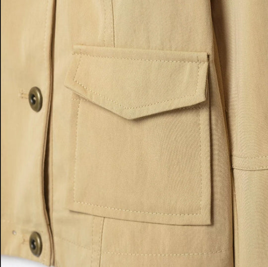 Damen Cropped doppeltreihige Kurzjacke mit Funnel‑Stehkragen und Pattentaschen Nord Taschen
