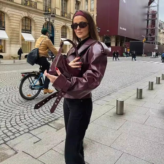 Damen 300+ taillierte Cropped-Bikerjacke aus Kunstleder mit großem Revers, Schulterklappen und Taillengürtel Nord Taschen