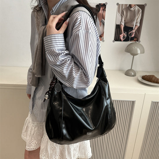 Damen Hobo-Handtasche mit glänzender Oberfläche und dekorativem Anhänger Nord Taschen