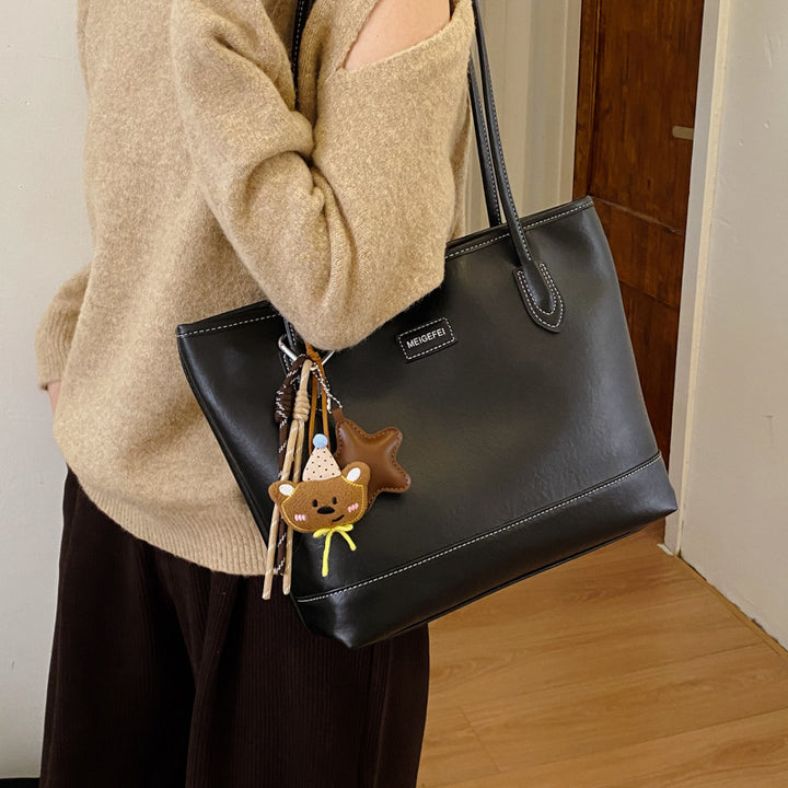 Damen elegante Henkeltasche aus hochwertigem Kunstleder mit charmantem Anhänger Nord Taschen