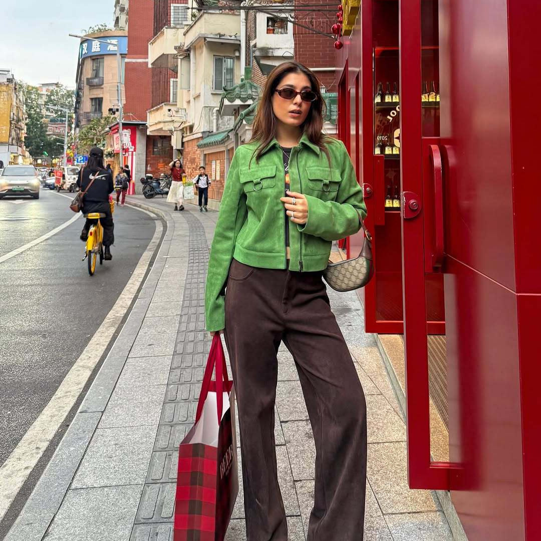 Damen Cropped Veloursjacke mit Hemdkragen, Reißverschluss und Zierringen Nord Taschen