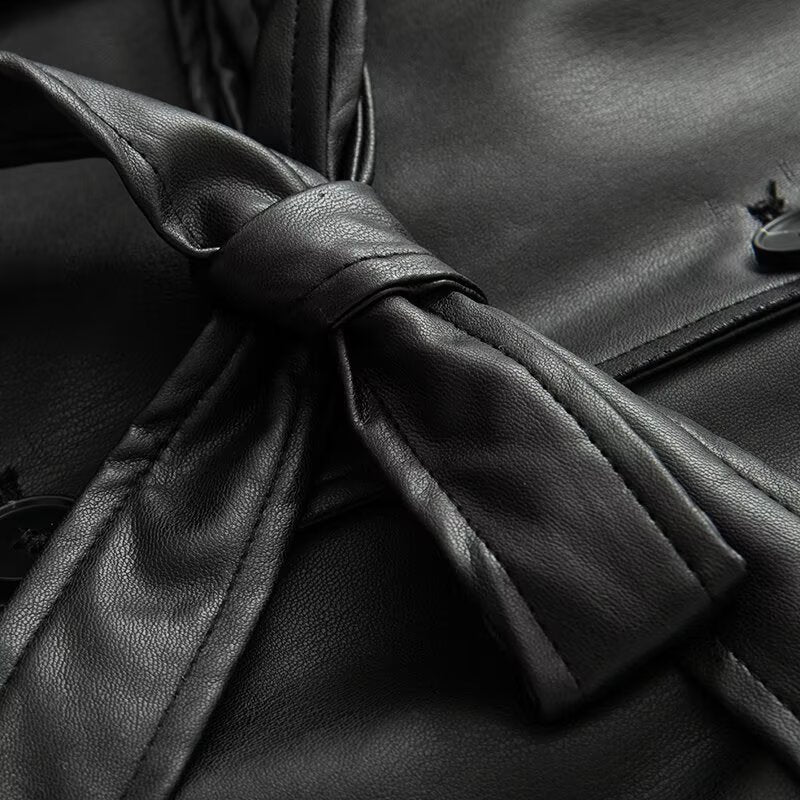 Damen kurze Kunstleder‑Trenchjacke mit Taillengürtel und Schultercape Nord Taschen
