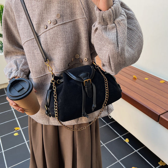 Damen Schultertasche aus hochwertigem Veloursleder mit dekorativen Kettenakzenten Nord Taschen