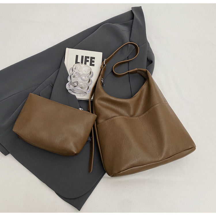 Damen moderne Wildleder-Handtasche mit verspieltem Anhänger Nord Taschen