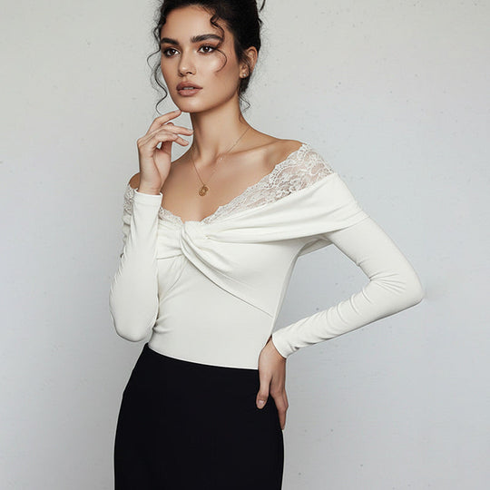Damen Figurbetonter Langarm-Body mit Carmenausschnitt, Spitzenbesatz und Knotenfront Nord Taschen