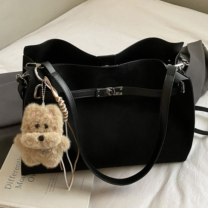 Damen Hobo Tasche aus hochwertigem Veloursleder mit verspieltem Anhänger Nord Taschen
