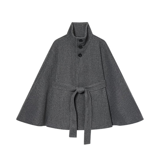 Damen 10+ Wollcape mit hohem Stehkragen, Dreiknopf‑Verschluss und Taillengürtel Nord Taschen