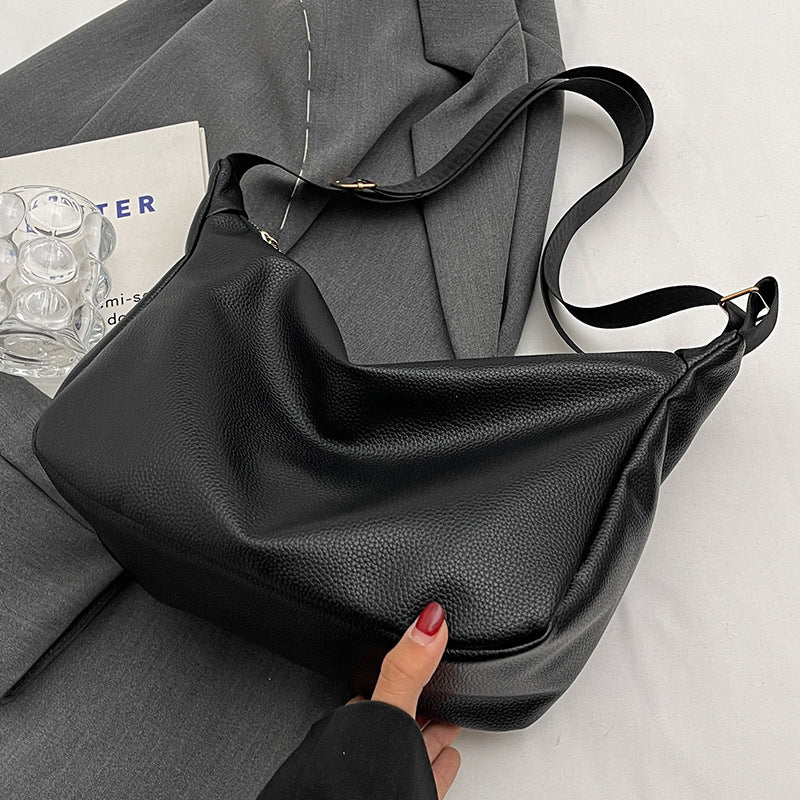 Damen Hobo-Handtasche mit robustem Material und verspieltem Anhänger Nord Taschen