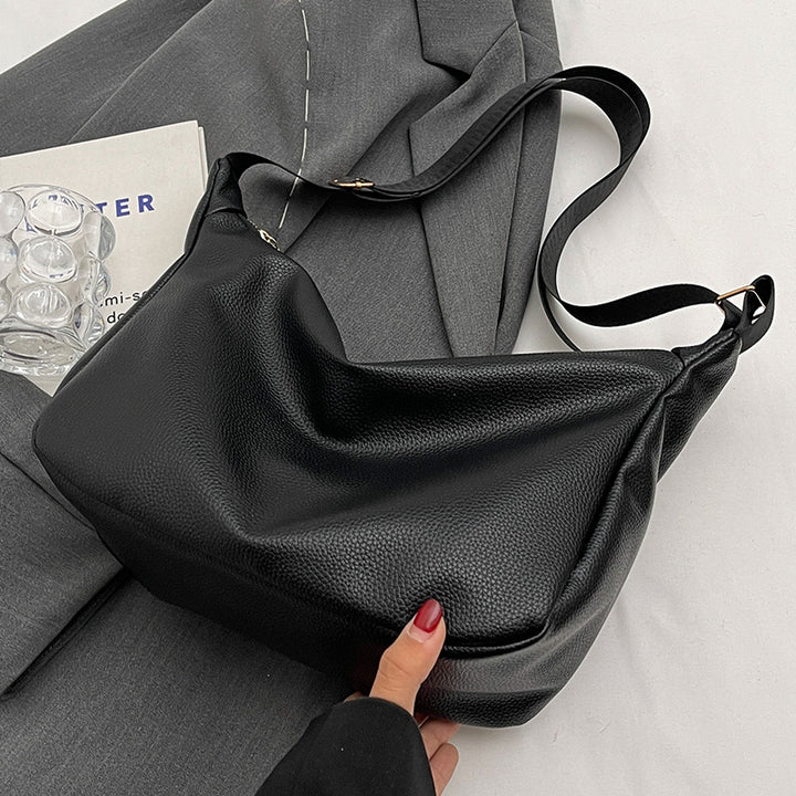 Damen Hobo-Handtasche mit robustem Material und verspieltem Anhänger Nord Taschen