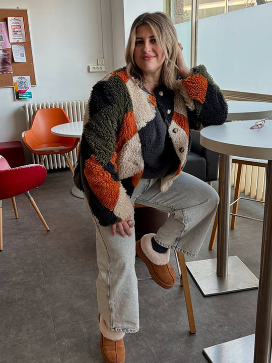 Damen Kurz geschnittene Patchwork‑Teddyjacke mit strukturierter Schlingenfaser und Druckknopfleiste Nord Taschen