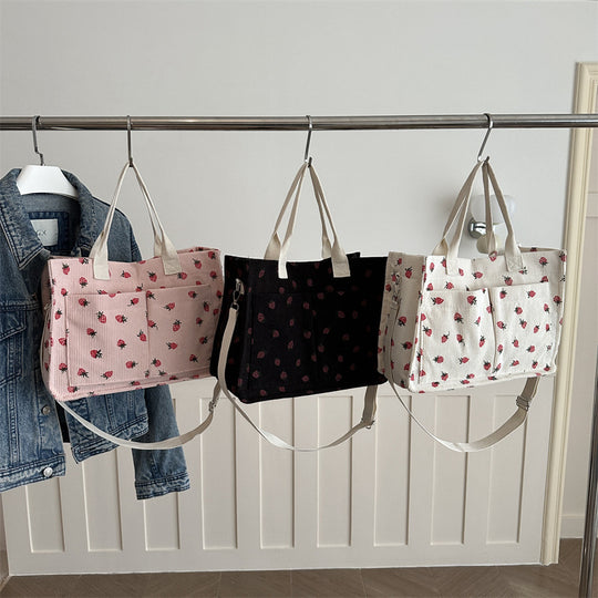 Damen Umhängetasche mit fröhlichem Erdbeerprint und praktischen Fächern Nord Taschen
