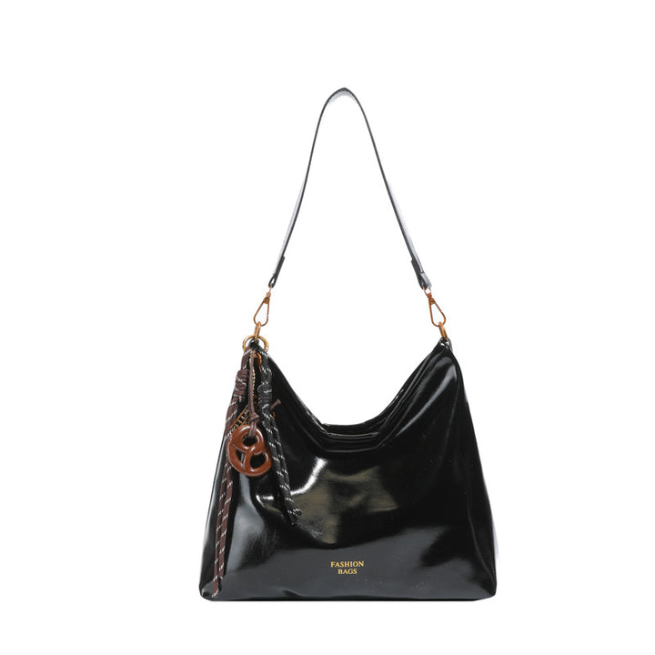 Damen Hobo-Tasche aus glänzendem Kunstleder mit dekorativem Anhänger Nord Taschen
